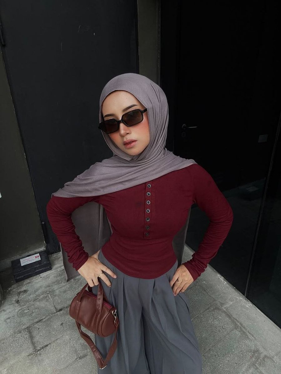 kaaaayld's tweet photo. Guyss aku mau ngracunin kalian semua outfit yang super simpel tapi cute🥰🥰 walopun simpel tapi vibesnya tu kliatan cute bnget ga si huhu masi oke banget dipkee buat foto ootd 👉 👈 
✨top https://t.co/9oKA7u0YYK
✨pants https://t.co/0Argw41Stc
✨hijab https://t.co/HHiByQeanP https://t.co/nS0IQNmkME