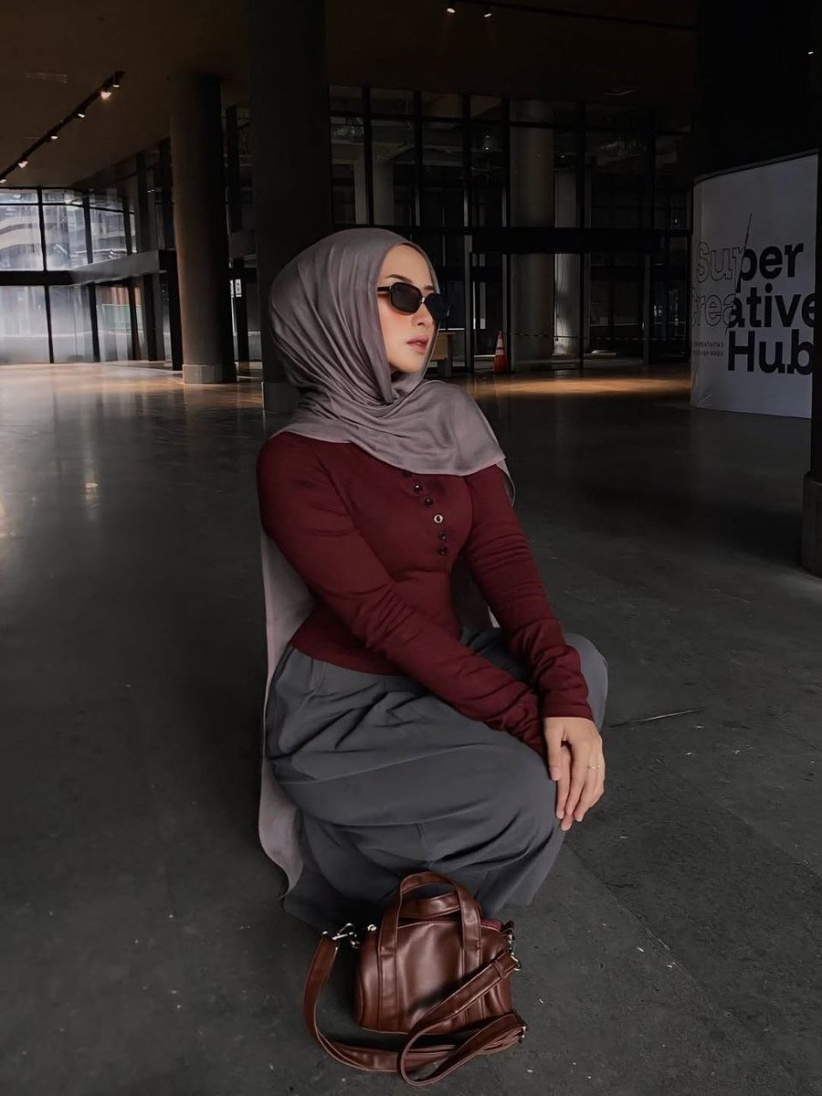 kaaaayld's tweet photo. Guyss aku mau ngracunin kalian semua outfit yang super simpel tapi cute🥰🥰 walopun simpel tapi vibesnya tu kliatan cute bnget ga si huhu masi oke banget dipkee buat foto ootd 👉 👈 
✨top https://t.co/9oKA7u0YYK
✨pants https://t.co/0Argw41Stc
✨hijab https://t.co/HHiByQeanP https://t.co/nS0IQNmkME