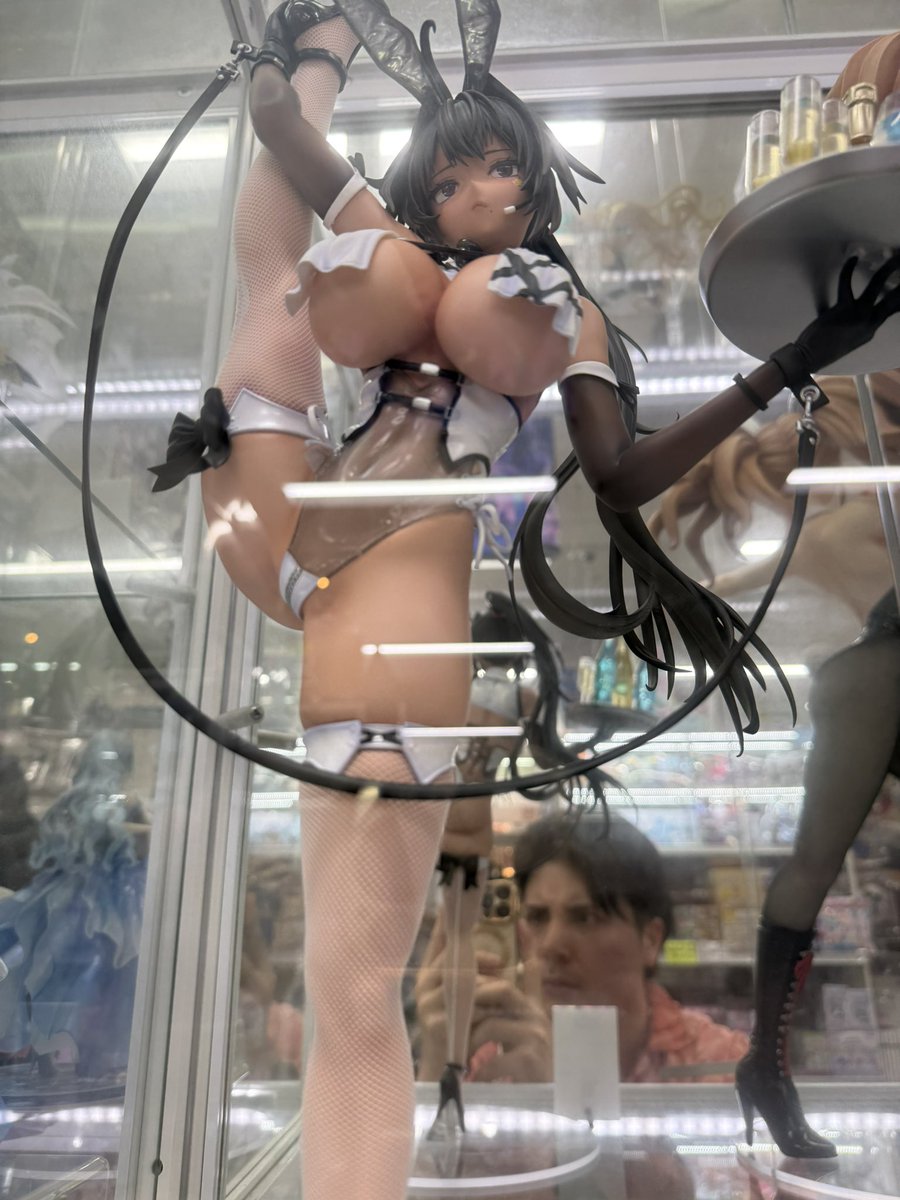 Sasha_cosplay's tweet photo. バニーベイのフィギュア、想像の5倍でかくてびっくりした https://t.co/vN3RdPqZgZ