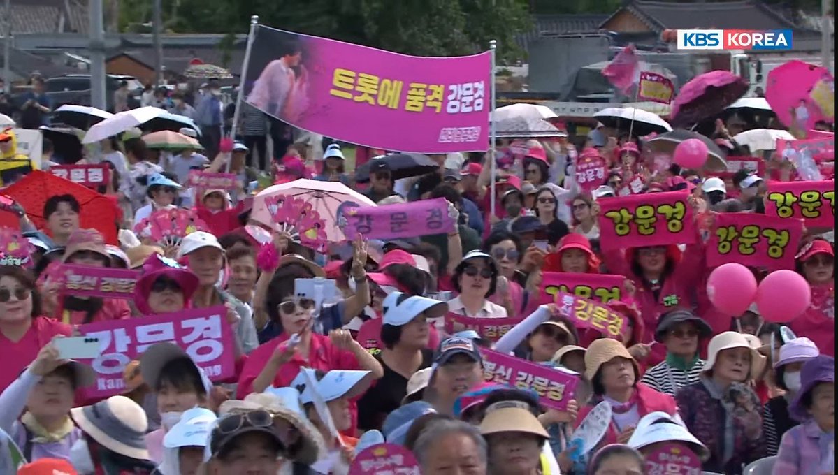 mingyursonly's tweet photo. how CARATs will show up for SEVENTEEN after 50 year... what a solid fanbase they have here omg https://t.co/uBK8fM3xa4