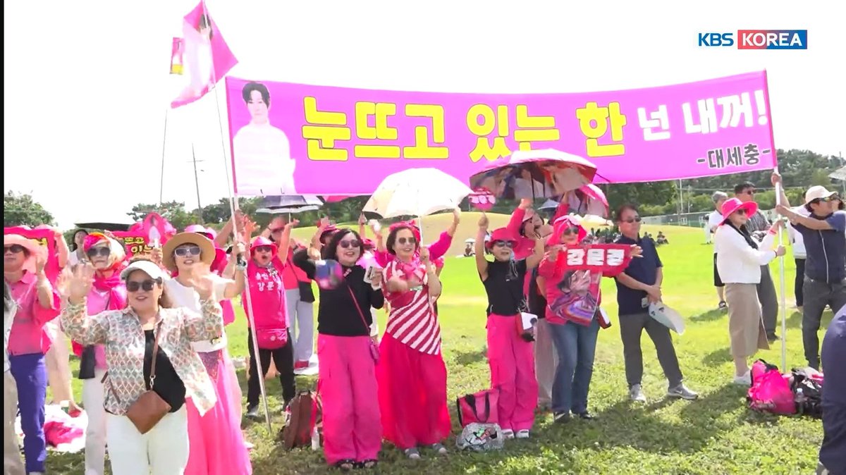 mingyursonly's tweet photo. how CARATs will show up for SEVENTEEN after 50 year... what a solid fanbase they have here omg https://t.co/uBK8fM3xa4