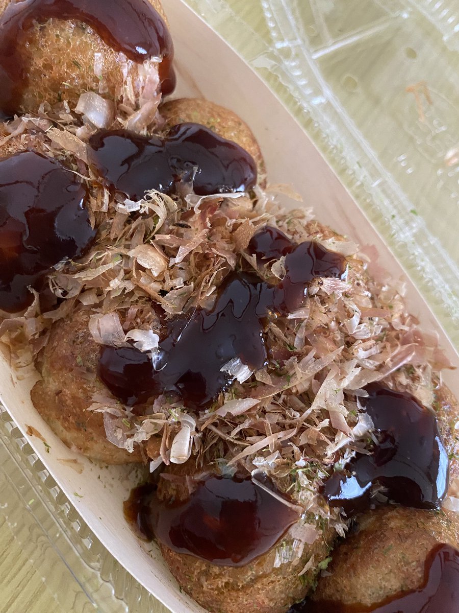 uduki201902's tweet photo. スーパーへ買い出しに行った後、お昼ご飯用に銀だこでたこ焼きゲット。朝ごはん食べてから時間そんなにたってないけど食べた。実はドトールに寄った後ヴィドフランスで黒ごまバナナスムージーも飲んでいる😓あぁ、お腹いっぱい！ https://t.co/2voXCxSFtK