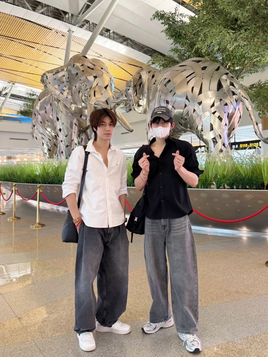 GMMTV's tweet photo. “ปอนด์ ภูวิน” พร้อมออกเดินทางไปยังประเทศลาว เพื่อเข้าร่วมงานเฉลิมฉลองครบรอบ 7 ปี TPLUS โดยงานจะจัดขึ้นวันนี้ เวลา 16:00 น. ที่ศูนย์การค้า Parksan (โซนด้านหลัง) แล้วมาพบกันนะคะ

#TPLUS7thYearAnniversarywithPondPhuwin 
#PondPhuwin @ppnaravit @phuwintang 
#GMMTV https://t.co/ZWWBTx7GBZ