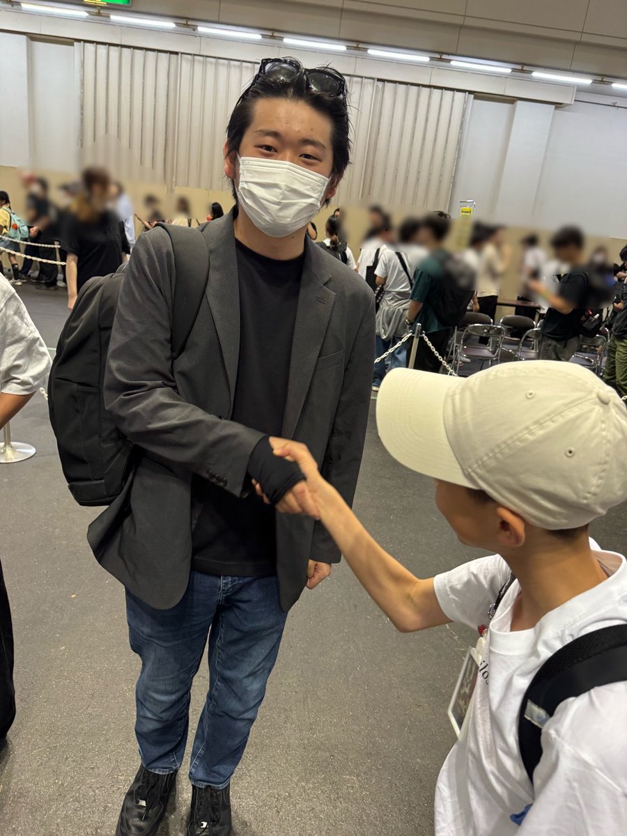 taippx's tweet photo. トレカフェス京都5人チーム戦参加します！
みんな楽しんで頑張れー😊
ゆーしんさんに遭遇、握手🤝

母は命じられたポケモンGOの任務を遂行できるよう頑張ります😂 https://t.co/vrcbFSmIYD