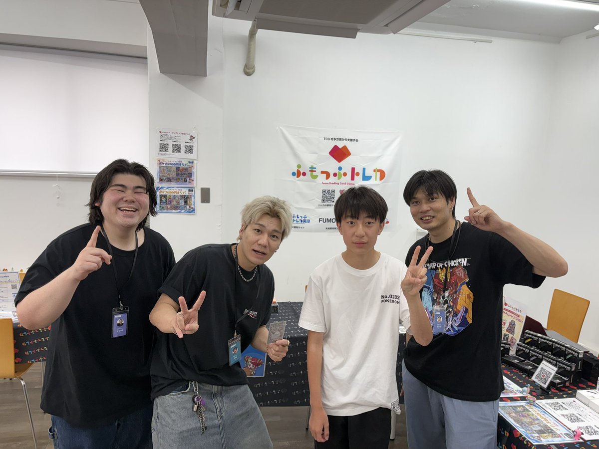 fumotcg's tweet photo. 茶帯キックさんのファンの方が早くもご来店！🙌

予定より少し早く
🎉「ポケカ インディアンポーカー」もスタートしています！

なんと景品からは
✨「パラダイムトリガー」が当たり🎊

サイン・写真撮影・ミニゲームも楽しめます！

ぜひ秋葉原へ遊びに来てください！🔥 https://t.co/PQA9pFahNo
