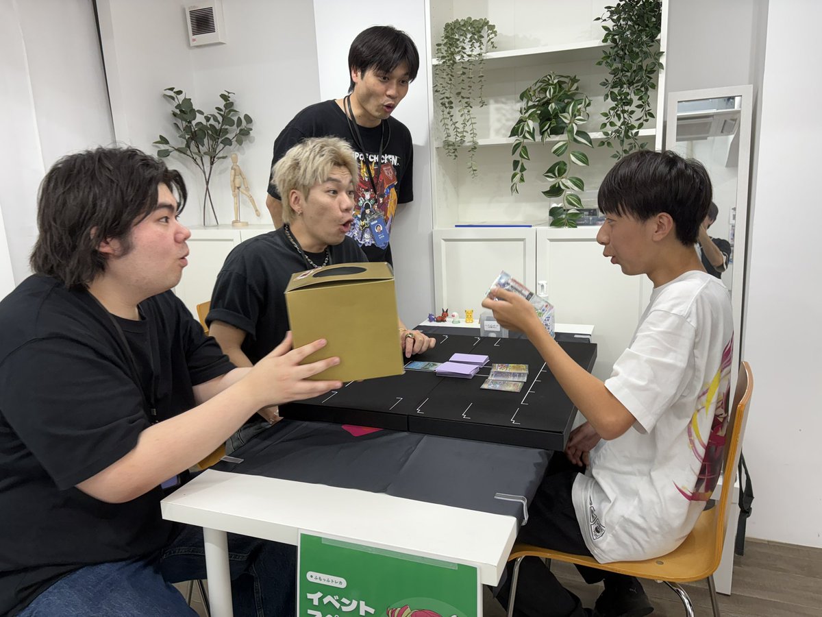 fumotcg's tweet photo. 茶帯キックさんのファンの方が早くもご来店！🙌

予定より少し早く
🎉「ポケカ インディアンポーカー」もスタートしています！

なんと景品からは
✨「パラダイムトリガー」が当たり🎊

サイン・写真撮影・ミニゲームも楽しめます！

ぜひ秋葉原へ遊びに来てください！🔥 https://t.co/PQA9pFahNo