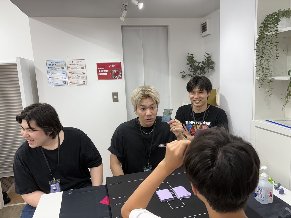 fumotcg's tweet photo. 茶帯キックさんのファンの方が早くもご来店！🙌

予定より少し早く
🎉「ポケカ インディアンポーカー」もスタートしています！

なんと景品からは
✨「パラダイムトリガー」が当たり🎊

サイン・写真撮影・ミニゲームも楽しめます！

ぜひ秋葉原へ遊びに来てください！🔥 https://t.co/PQA9pFahNo