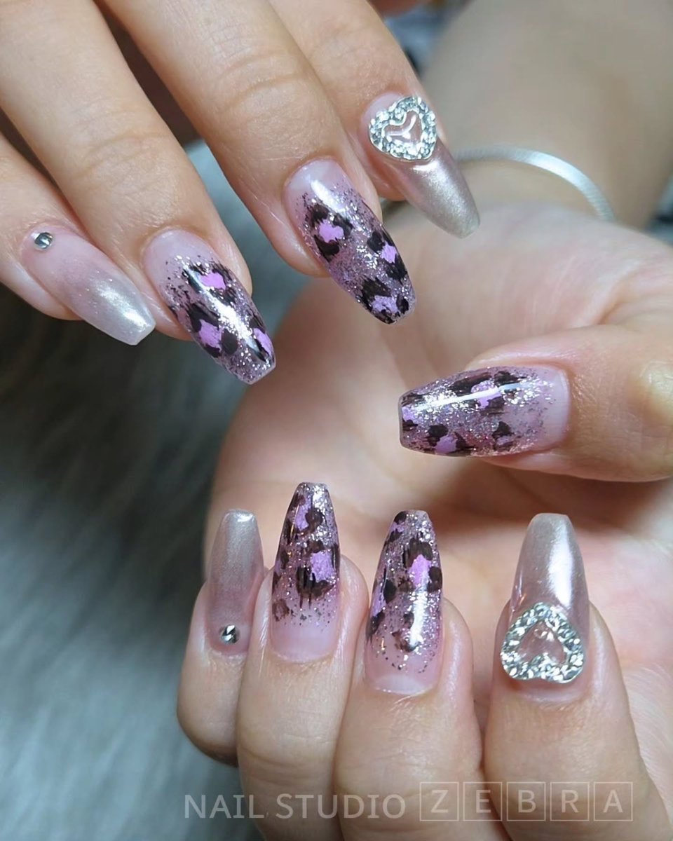 zebra_sakko's tweet photo. ギャルみたっぷりなレオパードネイル💜✨

ピンクレオパードにシルバーマグを合わせて、ギラッと大人かわいいデザインに♡
ハートビジューがアクセントになって、さらに存在感アップ！

派手すぎないのにしっかり盛れる、おす...

詳細はこちら↓（ネイルブック）
https://t.co/yJiHBu4mqr https://t.co/xTjy013nTo