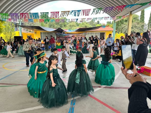 AntorchaNoro's tweet photo. #FelizSabado 
Hoy, 80 niñas y niños del preescolar Antón Makárenko, en la colonia Aquiles Córdova, concluyeron su primera etapa escolar acompañados por sus familias, maestras y comunidad.
https://t.co/BygWS1KI3J
#NicolasRomero #Edomex #AntorchaEsEducacion  #AntorchaEsProgreso https://t.co/MtsWyMsl5Y