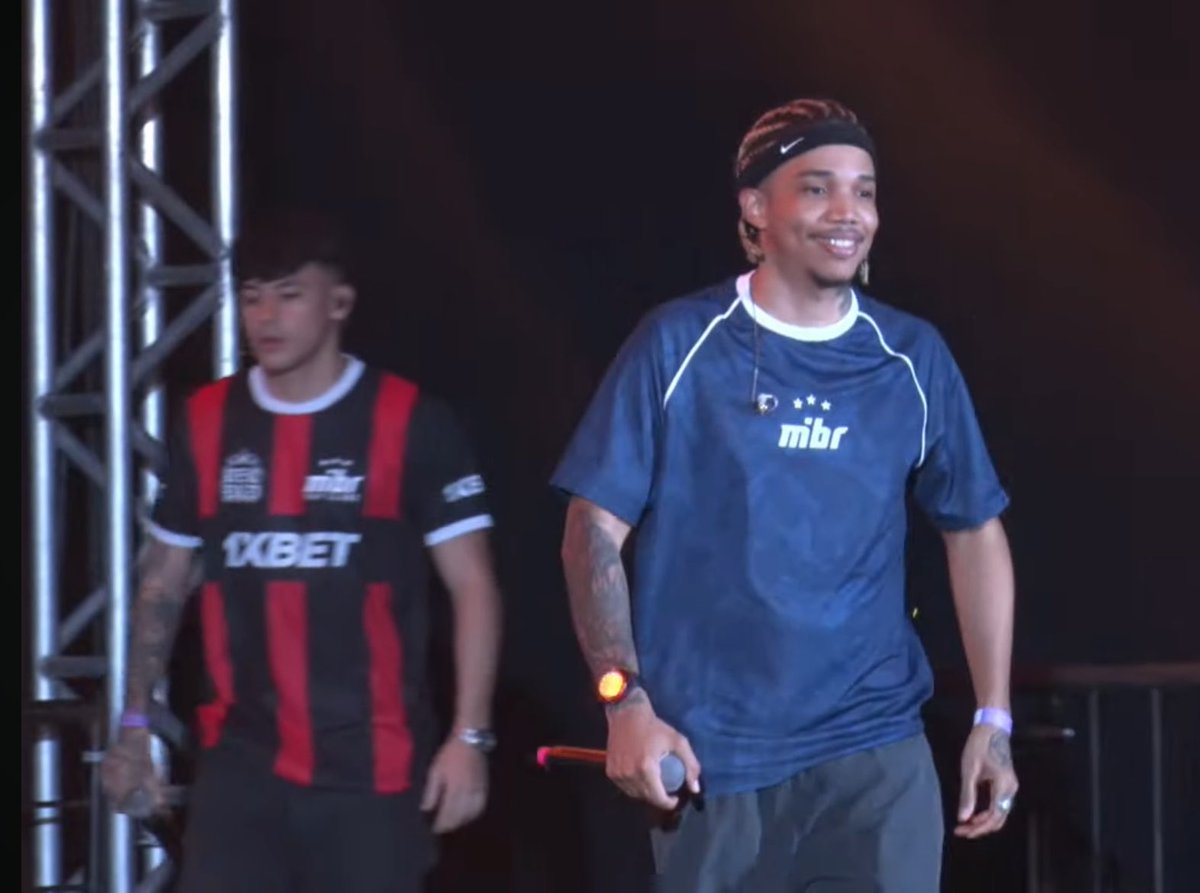 aninhaantj's tweet photo. eles com a camisa um do outro, aff amo muito. https://t.co/9Qp8YAxWBL