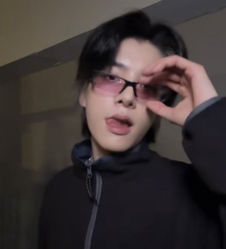 jaeyunpupp's tweet photo. IM OBSESSED WITH THE PINK GLASSES HOLY SHIT https://t.co/QlpRlxbBsx