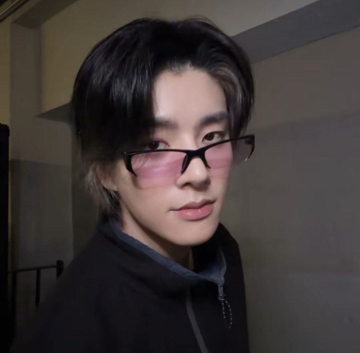 jaeyunpupp's tweet photo. IM OBSESSED WITH THE PINK GLASSES HOLY SHIT https://t.co/QlpRlxbBsx