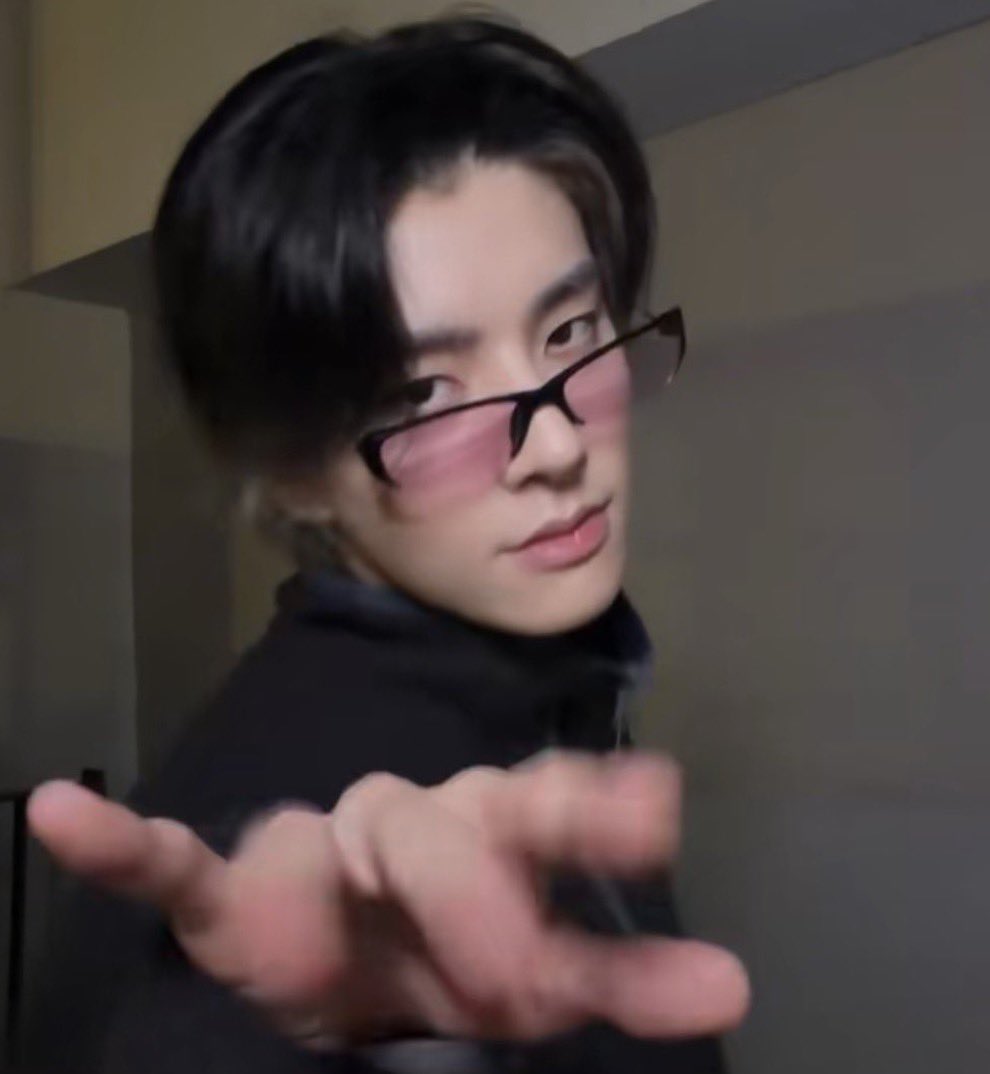 jaeyunpupp's tweet photo. IM OBSESSED WITH THE PINK GLASSES HOLY SHIT https://t.co/QlpRlxbBsx