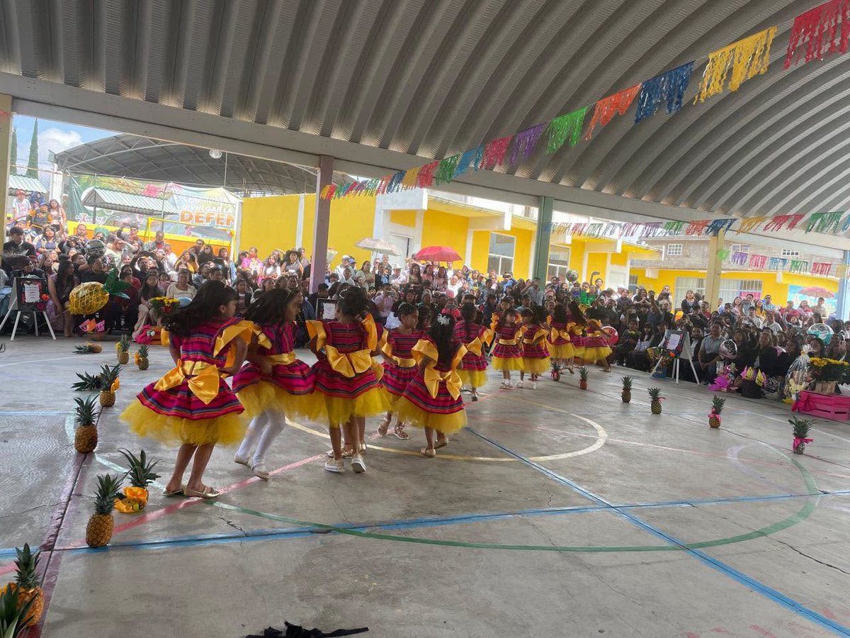 AntorchaNoro's tweet photo. #FelizSabado 
Hoy, 80 niñas y niños del preescolar Antón Makárenko, en la colonia Aquiles Córdova, concluyeron su primera etapa escolar acompañados por sus familias, maestras y comunidad.
https://t.co/BygWS1KI3J
#NicolasRomero #Edomex #AntorchaEsEducacion  #AntorchaEsProgreso https://t.co/MtsWyMsl5Y