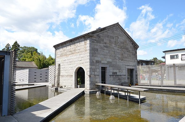 stonecircle1114's tweet photo. 石に関する施設のご案内～那須芦野　石の美術館　STONE PLAZA（栃木県那須郡那須町）ご紹介します。この美術館は2000年秋に建物が完成し、プレオープンを経て2001年1月21日に開館しました。設計は世界的に有名な建築家の隈研吾さんです。
https://t.co/OC99feIuA4 https://t.co/ErWBCRGN5s