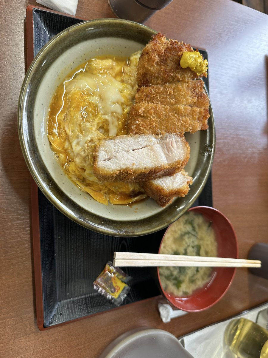 kachimode's tweet photo. 事故物件調査士のカチモード児玉です。
昨日、オバケ調査の相談役を務めてもらっている大学の先生と一緒に食べたカツ丼。
分厚いカツが驚くほど柔らかく、とても美味しかったです！！
先生、ご馳走様でした！！
#カツ丼 https://t.co/xkikjJGWVD