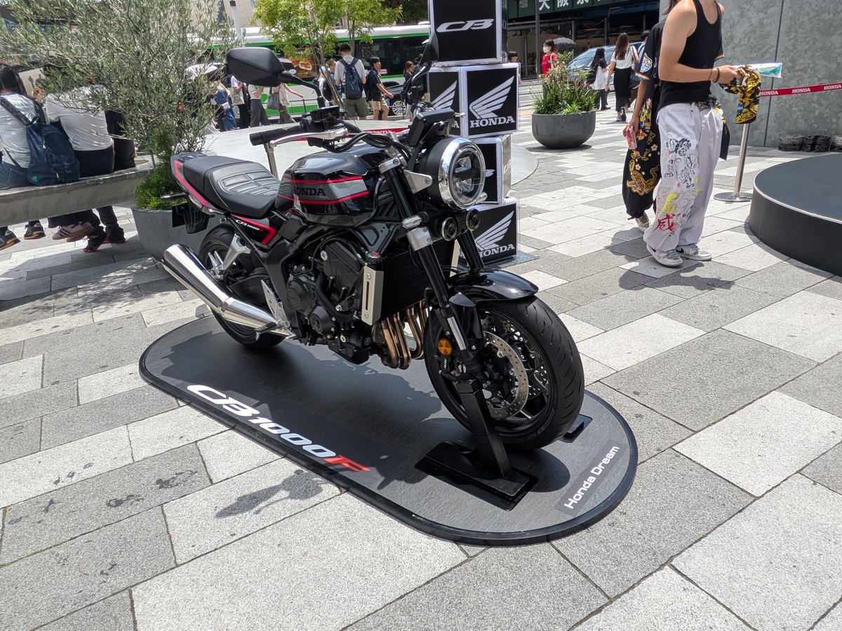 noriquelle's tweet photo. #FINDCB
神戸三宮、サンキタ広場でキャンペーン中、７/11,12
アンケート回答で即、HONDAロゴ入りウォーターボトルもらえました！ https://t.co/olUeCkPzIa