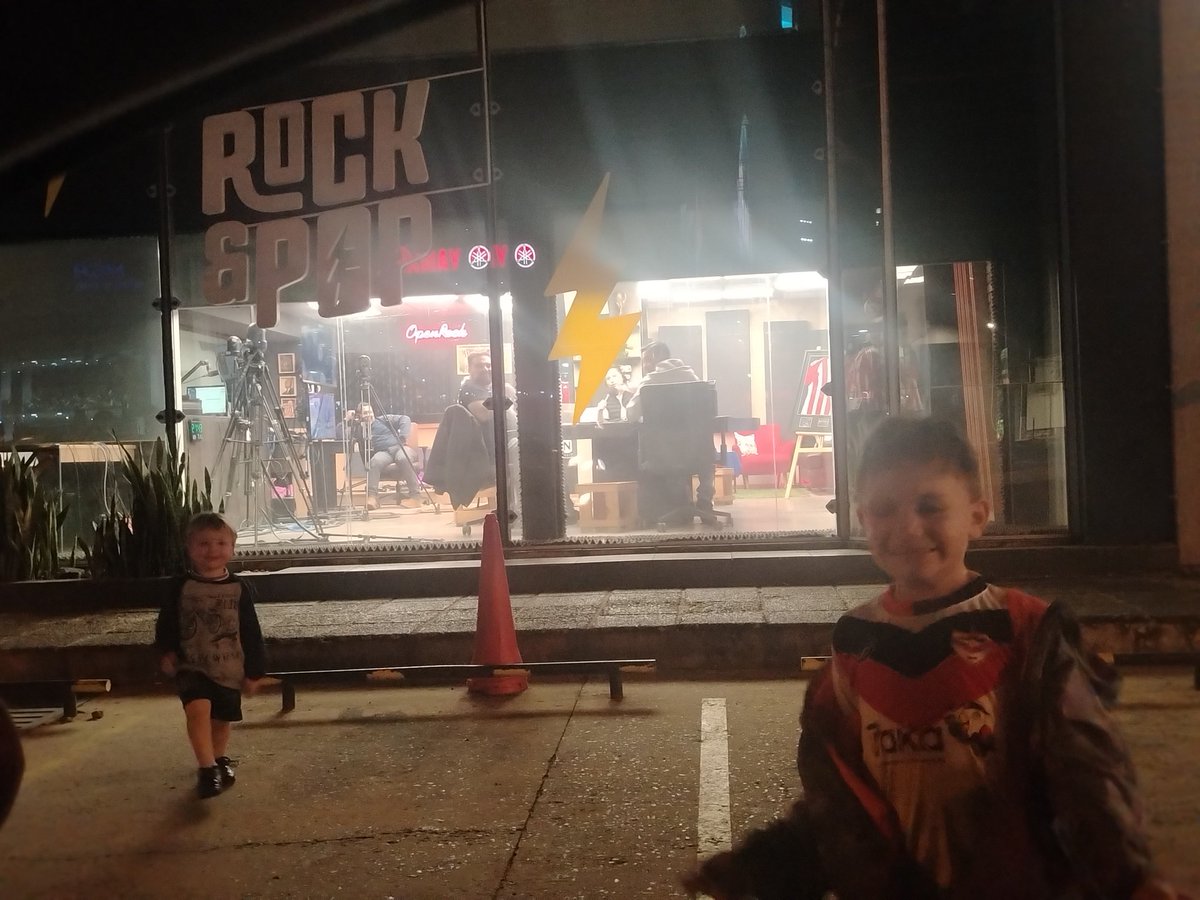 siani_bruno's tweet photo. @rockandpop955 siempre que pasamos saludamos y bocinamos, hoy decidieron bajar a golpear el blindex!! Gracias por los saludos @fabiomartin81 @Wilson11G se emocionaron mucho al escuchar sus nombres Igna y Leandro!! https://t.co/oTTyakdaST