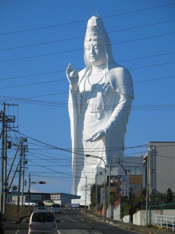 tanuko891122's tweet photo. 牛久大仏とか仙台大観音とか
外に造られた巨大大仏を死ぬまでに1回でいいから見に行きたい
この圧倒的な迫力を味わいたい
正直超怖い
ゾクゾクっとする https://t.co/tC4u163zUk