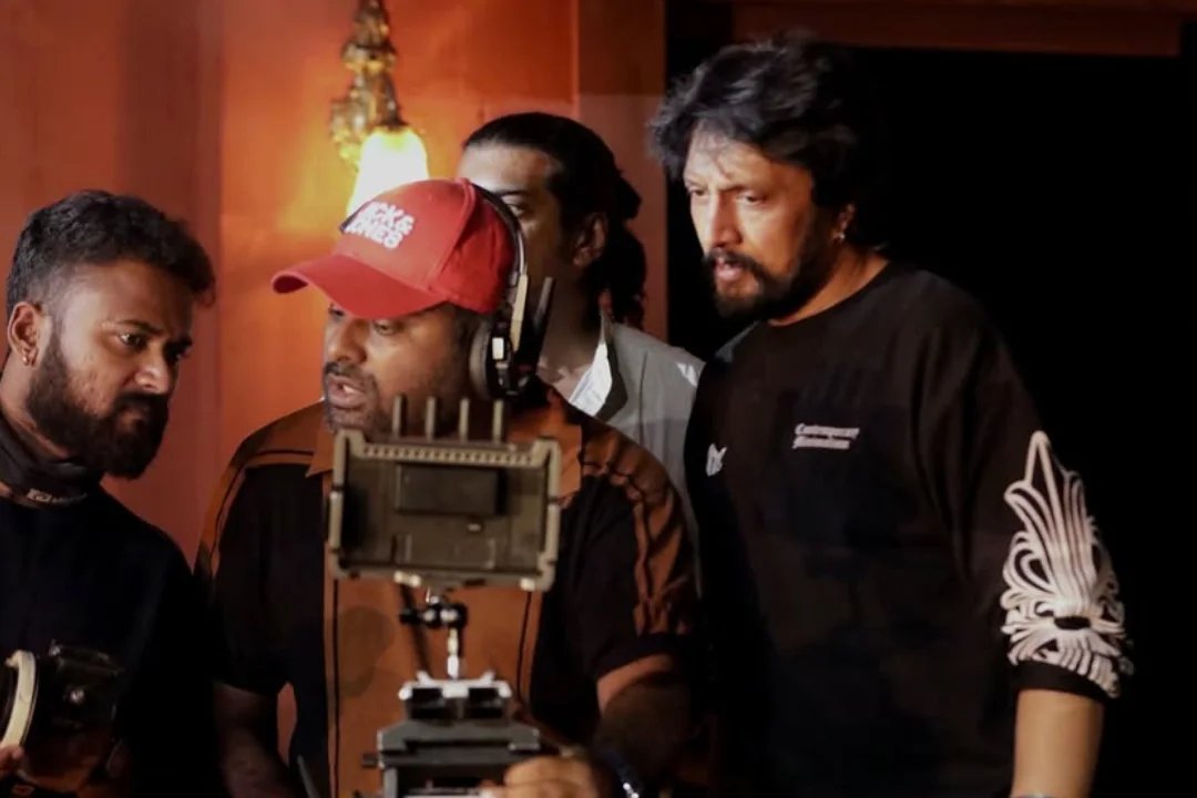 KicchaUniverse's tweet photo. Behind every iconic scene is a vision, a team, and relentless dedication. 🎬✨

@KicchaSudeep in complete focus, crafting cinematic excellence. 🔥

#KicchaSudeep #Trending #viralPost #KicchaUniverse
#BehindTheScenes #CinemaUpdate https://t.co/6tRsu5Y0Vo