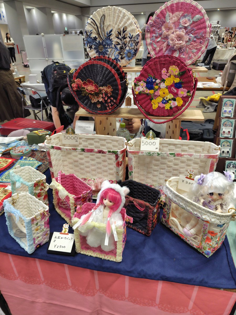 Mys_Clo's tweet photo. 設営完了しました！
本日は  #アイドール東京77 に出店しております！
ブース番号は【I　16-18】です！
本日は母のお出かけバックと籠バックもあります！よろしくお願いします！ https://t.co/MfSk4hhNTu