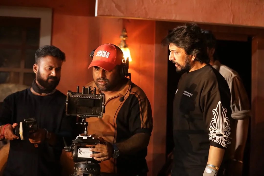 KicchaUniverse's tweet photo. Behind every iconic scene is a vision, a team, and relentless dedication. 🎬✨

@KicchaSudeep in complete focus, crafting cinematic excellence. 🔥

#KicchaSudeep #Trending #viralPost #KicchaUniverse
#BehindTheScenes #CinemaUpdate https://t.co/6tRsu5Y0Vo