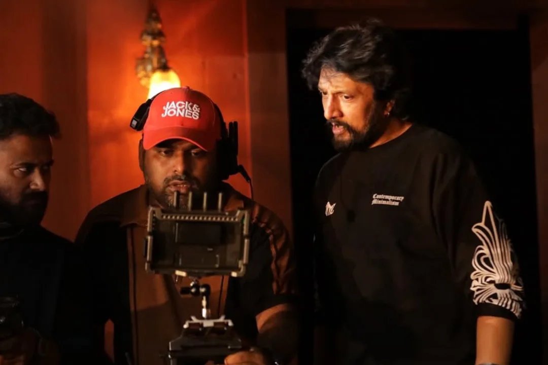 KicchaUniverse's tweet photo. Behind every iconic scene is a vision, a team, and relentless dedication. 🎬✨

@KicchaSudeep in complete focus, crafting cinematic excellence. 🔥

#KicchaSudeep #Trending #viralPost #KicchaUniverse
#BehindTheScenes #CinemaUpdate https://t.co/6tRsu5Y0Vo