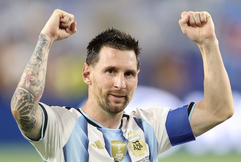 ARG4ARB's tweet photo. أصبح ليونيل ميسي اليوم أول لاعب يصنع 10 أهداف في كأس العالم منذ عام 1966، ومن المثير للاهتمام أن كل واحدة من تمريراته العشرة كانت لزميل مختلف في الفريق:

🅰️ ميسي ➡️ ⚽️ هيرنان كريسبو
🅰️ ميسي ➡️ ⚽️ كارلوس تيفيز
🅰️ ميسي ➡️ ⚽️ أنخيل ديماريا
🅰️ ميسي ➡️ ⚽️ غابرييل ميركادو
🅰️ ميسي ➡️ ⚽️ سيرخيو أغويرو
🅰️ ميسي ➡️ ⚽️ إنزو فرنانديز
🅰️ ميسي ➡️ ⚽️ ناهويل مولينا
🅰️ ميسي ➡️ ⚽️ خوليان ألفاريز
🅰️ ميسي ➡️ ⚽️ كريستيان روميرو
🅰️ ميسي ➡️ ⚽️ ماك أليستر 🆕