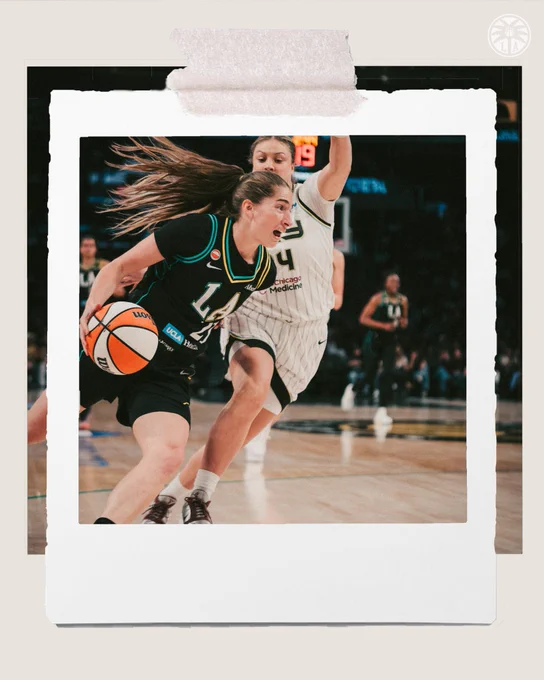 Kate Martin driving to@the basket