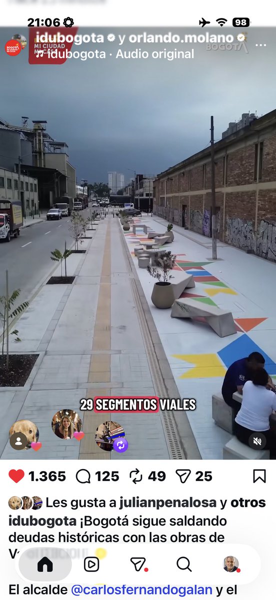 EnriquePenalosa's tweet photo. Otra de tantas obras que concebimos y cobramos por valorización (a estratos donde se hicieron las obras y a la zona industrial): la pavimentación y las aceras de la zona industrial de Montevideo, en Puente Aranda. Por supuesto haber cobrado eso tiene un costo político y si lo que uno quiere ser es amado más que hacer lo necesario para que haya progreso, no se da esas pelas. 

Ni Petro, ni los alcaldes que han venido después de nosotros han cobrado una valorización para hacer obras. Eso sí, dar subsidios, a montones, aún endeudando a la ciudad, sí, muchos.
(Mi amigo el alcalde Lucho Garzón sí tuvo carácter y cobró una valorización para hacer una serie de obras)

La primera vez que llevamos  el proyecto de valorización al Concejo, con Miguel Uribe como Secretario de Gobierno, nos la hundieron.
Con él la volvimos a llevar, sin importar la dificultad de que simultáneamente se estaba discutiendo una reforma tributaria en el Congreso y se aprobó. 

(Tristemente los concejales le quitaron un proyecto que yo soñaba, y sueño, que es el parque lineal por el canal Boyacá desde el río Fucha hasta la Ave Dorado al occidente de La Felicidad y de Modelia, y, perpendicularmente,  hacia el oriente, por el borde del canal San Francisco desde el canal Boyacá hasta la Fiscalía y la Ave el Dorado.)
Felizmente el excelente Director actual  del IDU Orlando Molano está ejecutando bien esas obras que dejamos por valorización (muchas ya se terminaron como las aceras de la 73, el ciclopuente sobre la AutoNorte con 114, eL CEFE de la 82, etc) y muchas otras que no son de valorización como las troncales Caracas de Molinos al Portal de Usme, la troncal Ave Ciudad de Cali de Las Américas a Bosa (y luego a Soacha Ciudad Verde sobre el canal Tibanica) para traer ciudadanos del Suroccidente al Metro (que contratamos), y también la troncal Ave 68-Calle 100 que va a quedar espectacular.

Bogotá progresa para que sea más igualitaria y la gente viva mejor. Sin carreta