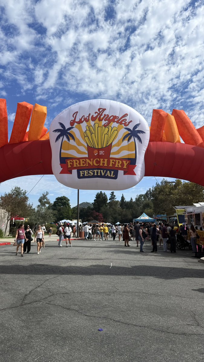 vintagemenace's tweet photo. I’m currently at a French fry festival living my best fucking life https://t.co/23GVfldxvO