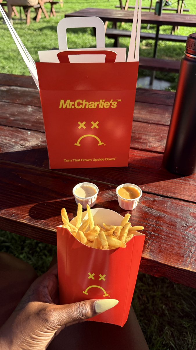 vintagemenace's tweet photo. I’m currently at a French fry festival living my best fucking life https://t.co/23GVfldxvO