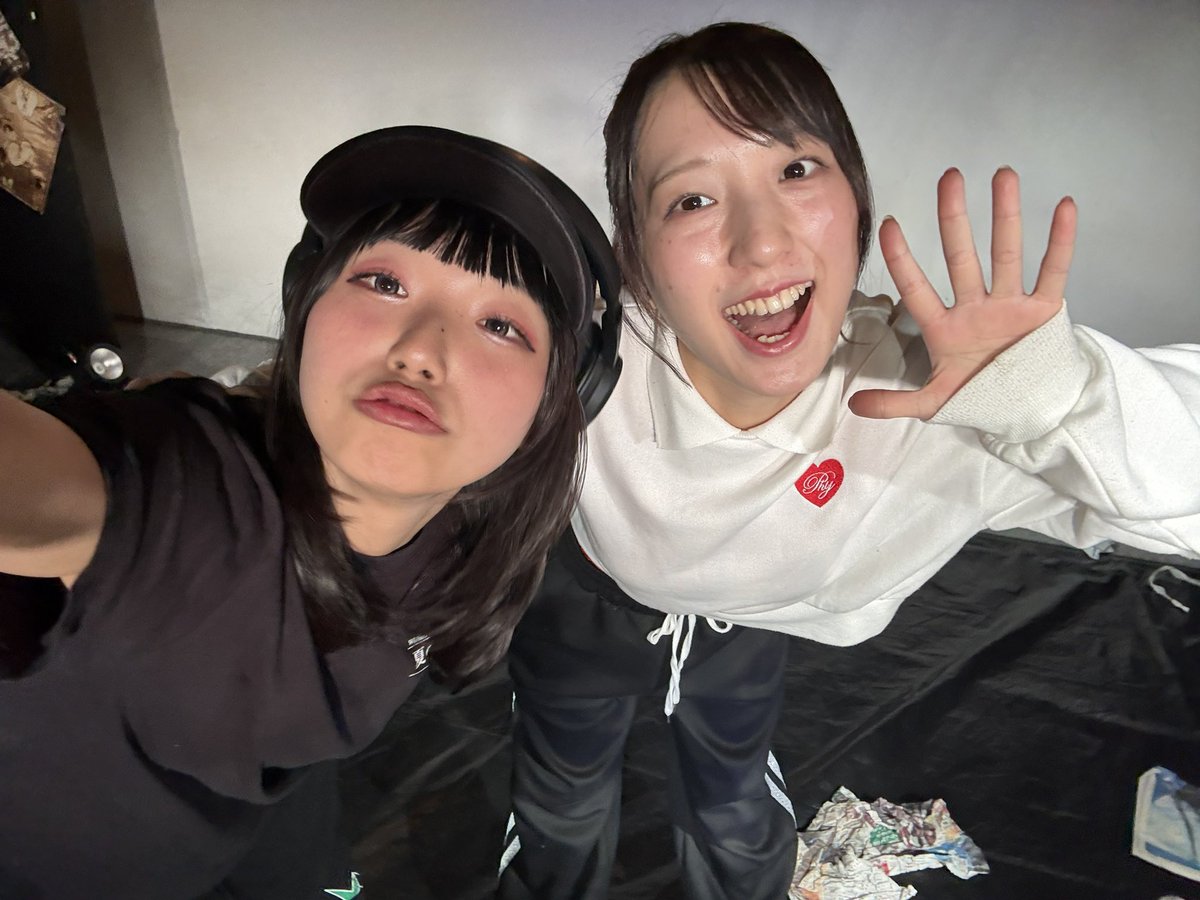 Y7wT2i's tweet photo. 3日目終了して、ようやっと写真を撮り始めました。最近は皆で(？)セットログに夢中です。
本日は最終日〜❣️
毎公演新しい愛ちゃんを発見できてこんな気持ちなのかぁﾍﾟｿﾍﾟｿってしてます😔
れおさんが素晴らムービー作ってくれたので見てね🌟
当日券あります❕
小山田さんとちりちゃん☺️

 #皆幸せ https://t.co/apHBpqSekB