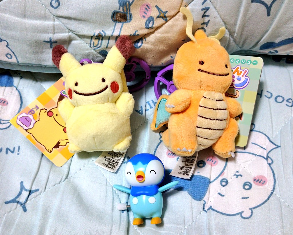 sachi_hyde's tweet photo. ちい活の後は、ポケ活
へんしんメタモンの再入荷情報でポケセンへ。
ピカ様とカイリューを購入。
ミュウも欲しかったけど、ぬいはあったけど、マスコットは売切。
ポケモンは連れ歩きする為にマスコットが好き。ぽこあのメタモン人気で再販嬉しい。ナガノさんのコラボも復活しないかなぁ。
#メタモン https://t.co/da6XO0FWT7