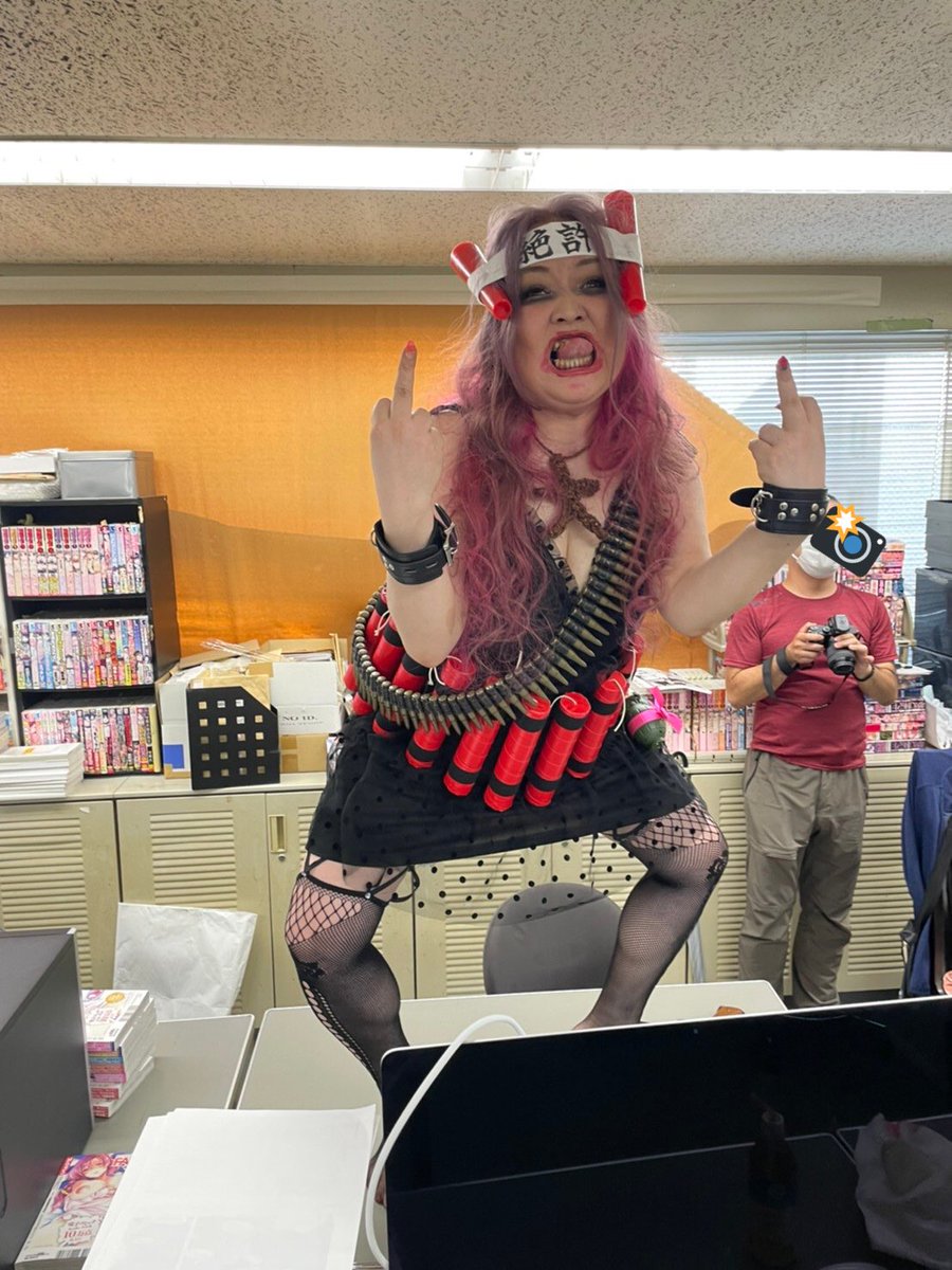 yusaburukokoro's tweet photo. 【漫画家志望者の皆様へ】
漫画家って、キツイ仕事なんですよ‼️🥹
これ、巻頭グラビアの撮影なんですよ‼️なんでやねん⁉️⁉️⁉️
#あほすたさんのこわい話 https://t.co/kIIMRDq9av