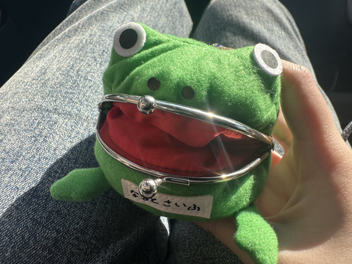 Waimichan's tweet photo. みなさんたくさんYouTube見てくださってありがとうございます😙🤟

これからブロスタラーメン食べに行く方は熱中症ならないように体調など気をつけて楽しんできてください🌞！

(ちなみにこのなるとさいふは
以前ジャンプショップで購入したものです🐸)

#ブロスタ刀の王国 https://t.co/3nTCJ4xiaW