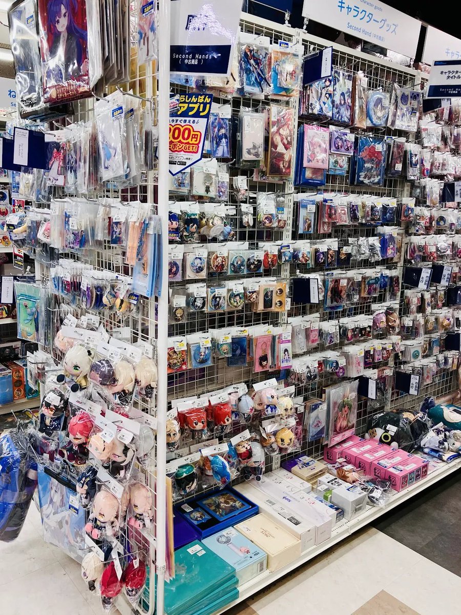 lashin_sendai's tweet photo. 【#らしんばん #仙台 店/コーナー情報】
#原神 #崩壊スターレイル
#ゼンゼロ #NIKKE #ブルアカ 
コーナー展開中！🎵💕

手に取りやすく整理しました✨

アクリルグッズ、缶バッジ、ラバスト、などなど！
欲しかったあのグッズが見つかるかも⁉️🤩

ぜひ遊びに来てくださいね🌈 https://t.co/iJPIaREItJ