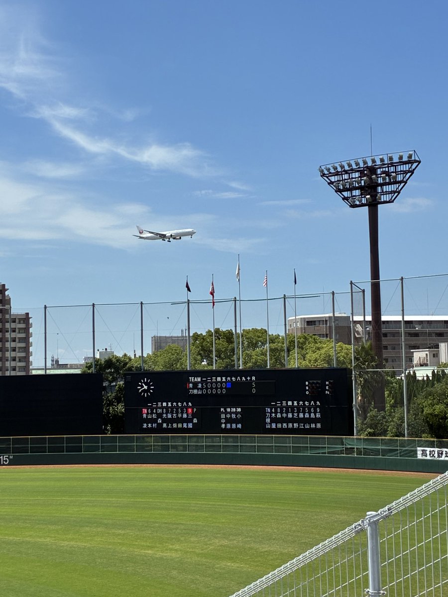 redtamajiman's tweet photo. いやぁ暑いねぇ
夏の高校野球大阪予選
豊中ローズ球場🕺 https://t.co/h5fKtr8kUq