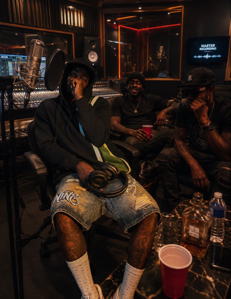 9TY_5IVE_INK's tweet photo. We’ve made LIFE look like we only came to find MONEY 💰 and DIE! 🙊🙉🙈 https://t.co/jYosxLtebq