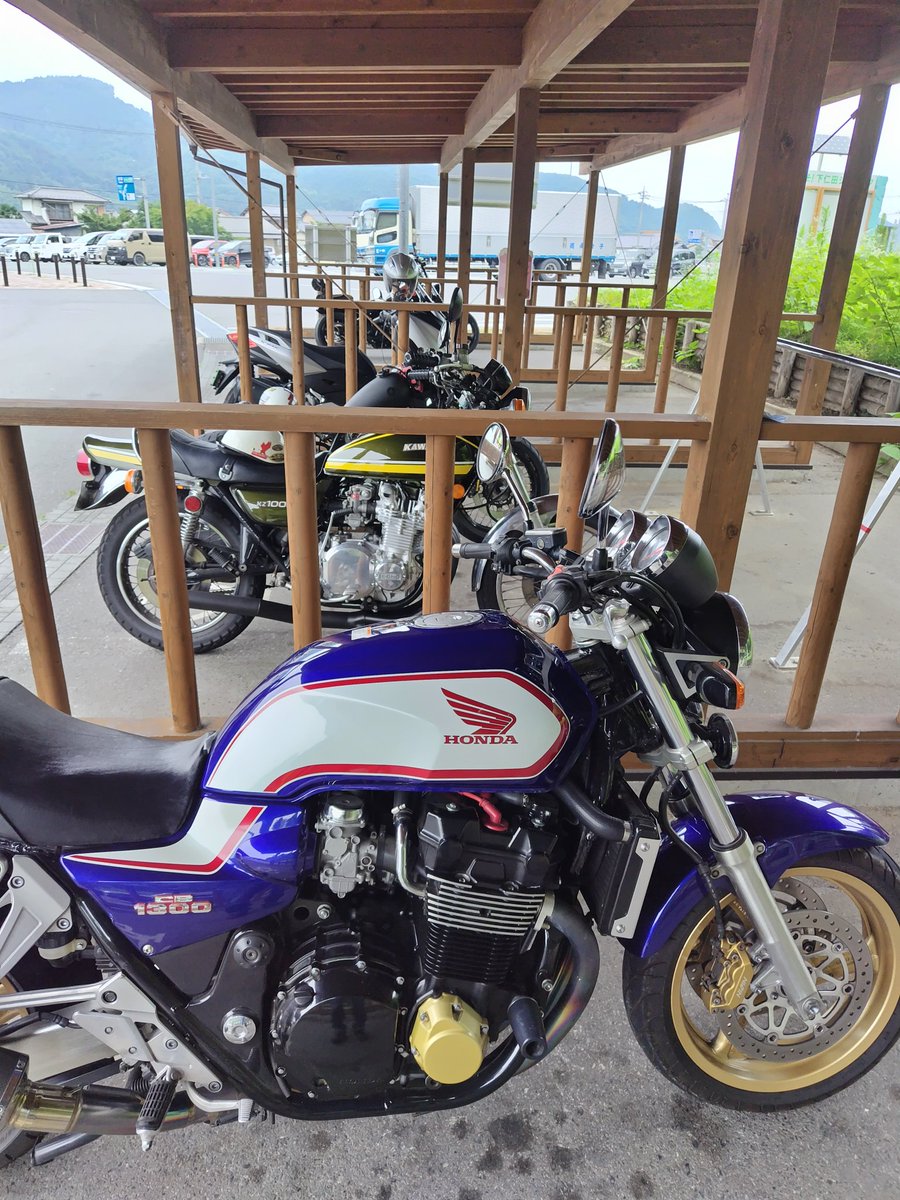 hide1300sp1's tweet photo. お天気見ながら走り出し
隣にピカピカのZ
鍵付いたまま、気になって
離れられない😅
道の駅下仁田 https://t.co/bAWfuLT7cF