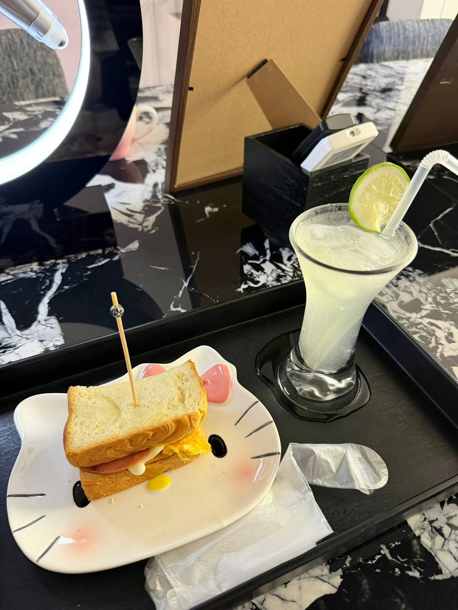 krishpatel1102's tweet photo. 喝一宿没睡，我好闺蜜给我安排的爱心💗早餐✌️ https://t.co/FnyhQUzWax