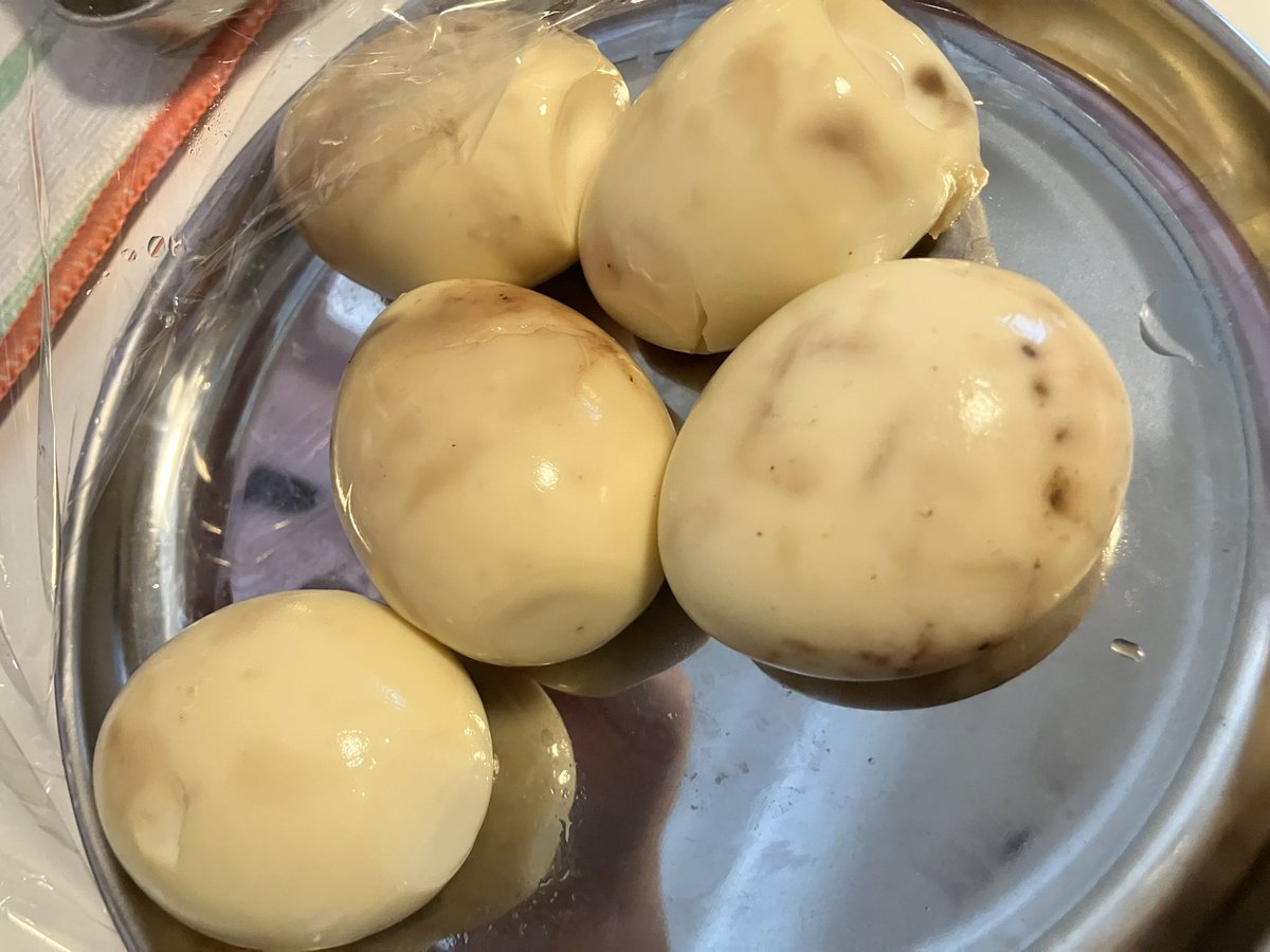 334marx's tweet photo. 昨晩のワイン樽切れ端チップが余ったので燻製卵を作ってみました。
100円食券お買い上げのお客様はご注文時に「燻玉変更」とお申し付けください。 https://t.co/MDUKdsFsaR