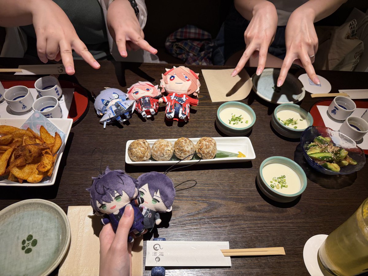 kiki__8282's tweet photo. きのう❕ゆぽあやと飲みいってきた❕
愉快😄ご飯もおいしいし楽しかった😄最後のはrnisカラーじゃん！になったあやこ様のドリンク🍹見て🩵💚✋🏻 https://t.co/lr6ucQBQDt