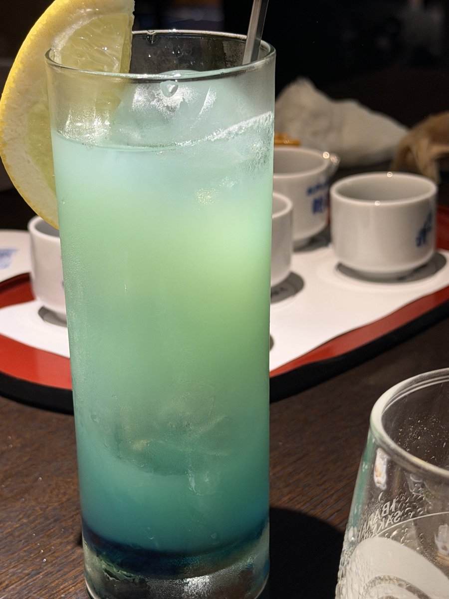 kiki__8282's tweet photo. きのう❕ゆぽあやと飲みいってきた❕
愉快😄ご飯もおいしいし楽しかった😄最後のはrnisカラーじゃん！になったあやこ様のドリンク🍹見て🩵💚✋🏻 https://t.co/lr6ucQBQDt