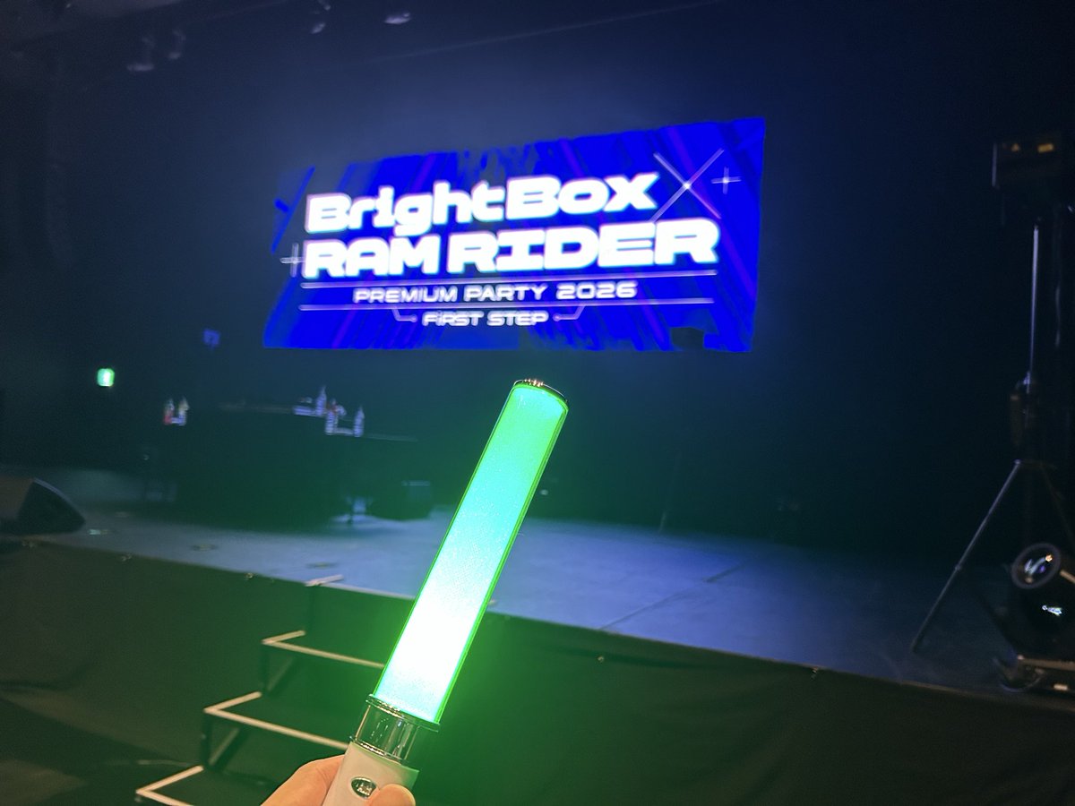 sagamigazami's tweet photo. 昼夜ともに参加しました（夜は運良く最前に）
DJライブ初めてでしたがRAMさんの演出力で曲の新たな魅力を発見
FFF曲の生ライブ至近距離で観れてかつてない嬉々！りかりんのトークの安定感相変わらず凄い
石原Pの話で期待膨らみまくり、ゆきもじ新曲出たりするのかなあと密かな妄想
#シャインポスト https://t.co/LriRs8MGR7