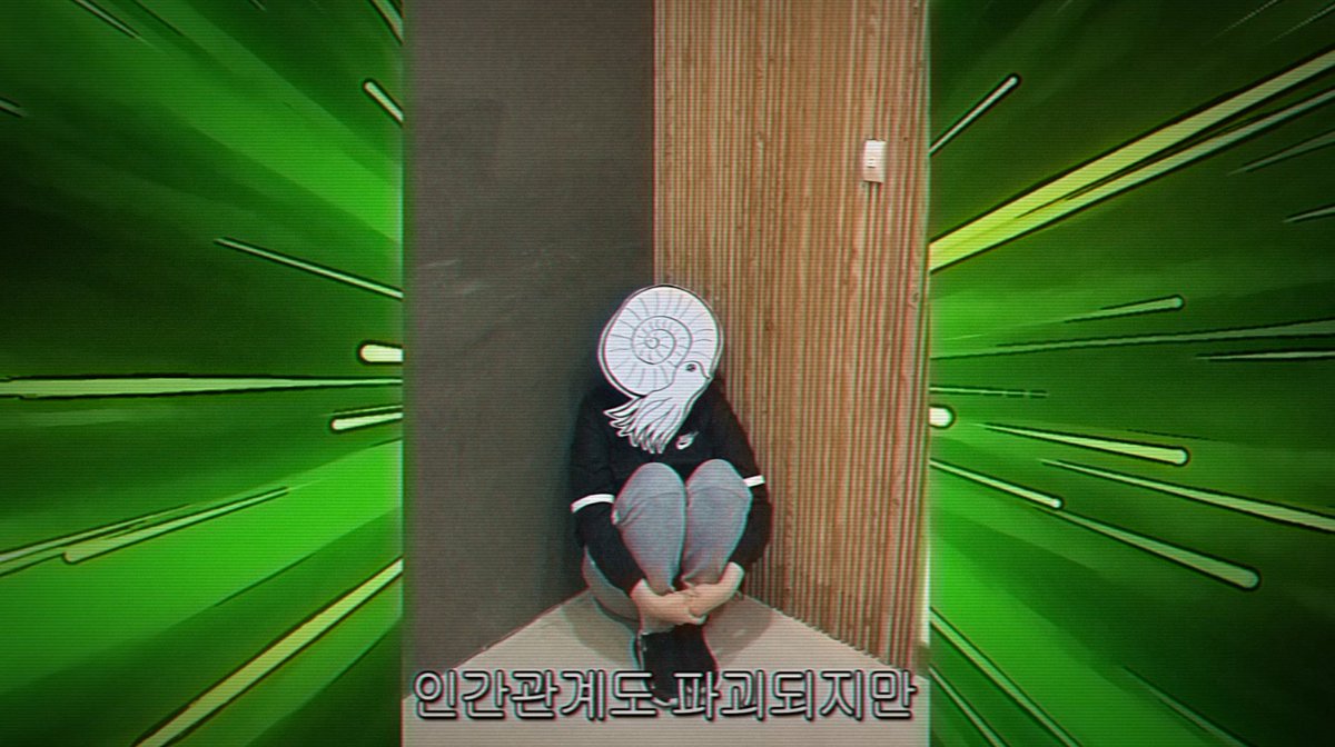 tired_kim's tweet photo. 만화를 그리면 허리가 파괴되고
손목도 파괴되고
인간관계도 파괴되지만 https://t.co/lKLwqSTi9z