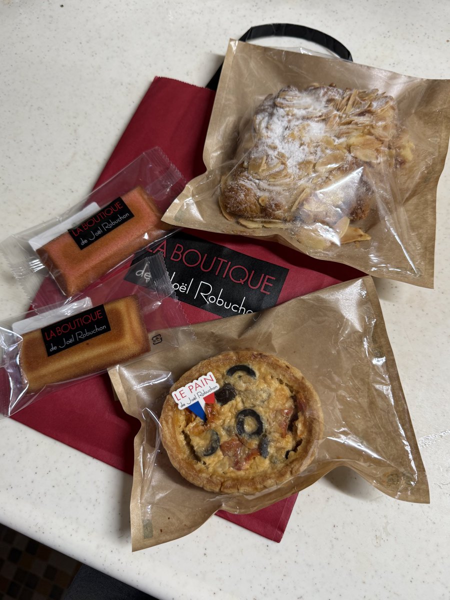 hanohanon's tweet photo. おはよう
朝食はジュエル・ロブションの塩キャラメルクロワッサン🥐 バターが濃厚でサックサク♪ アーモンドスライスが香ばしくてめちゃうまでした(*˘˘*)♡  また買いに行っちゃうなー🛍️ https://t.co/954TCju7U7