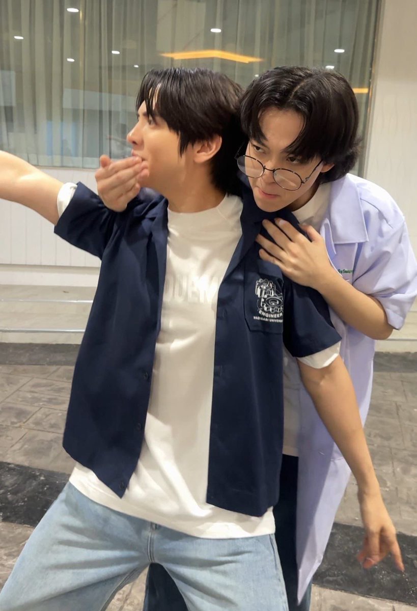 WideWhy's tweet photo. พอ 2 รูปนี้ไหลมาพร้อมกันแล้วแบบบบ

พี่โจฮันใส่เสื้อไอ่นอร์ธแล้วเสื้อหดมากเวอร์ พี่ตัวใหญ่กว่าน้องขนาดนั้นเลยนะ ฮรืออออ

#แม็กกี้บาส https://t.co/8X4uxbPFem