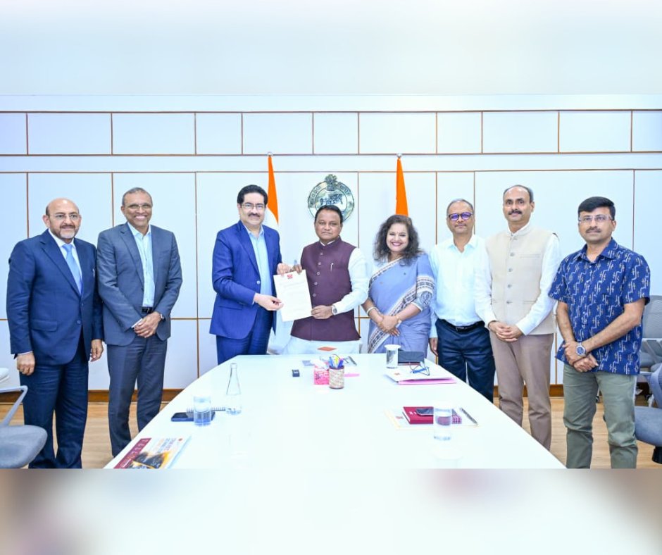 InvestInOdisha's tweet photo. Hon'ble @CMO_Odisha Shri @MohanMOdisha, held a strategic meeting with Mr. Kumar Mangalam Birla, Chairman, @AdityaBirlaGrp, to review the progress of the Group's ongoing and proposed investments in Odisha.
@SampadSwainBJP @IND_Odisha 
#InvestInOdisha #InvestInFuture #SamrudhOdisha https://t.co/O2jnLpSY4j