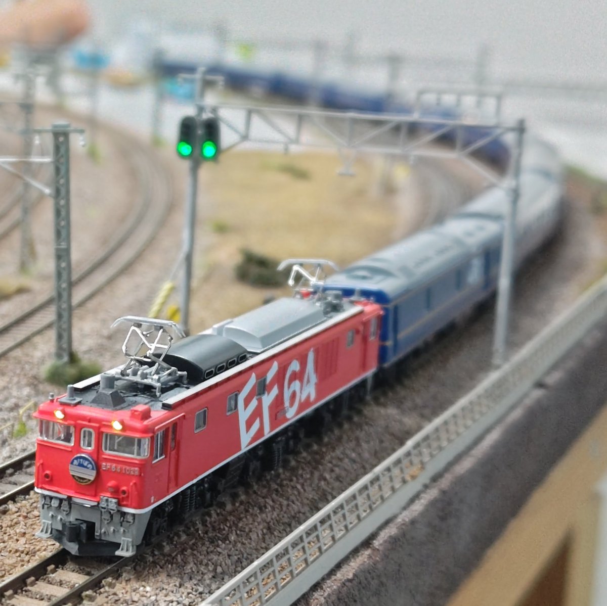Amagi_Maya's tweet photo. 当方からの新作は #EF64レインボー指定機 でした。
敢えて不運の個体1029号機を名乗られせて、異なる運命の世界線を意図しています。

@Fujifox_model さんの #阪急新2800系 と #Memorial2300F も並べてきました！
居眠さんの作品、パンタ屋根の移設や2扉車への加工精度など、目を見張る作品でした。👍 https://t.co/BA1EMr0iWS